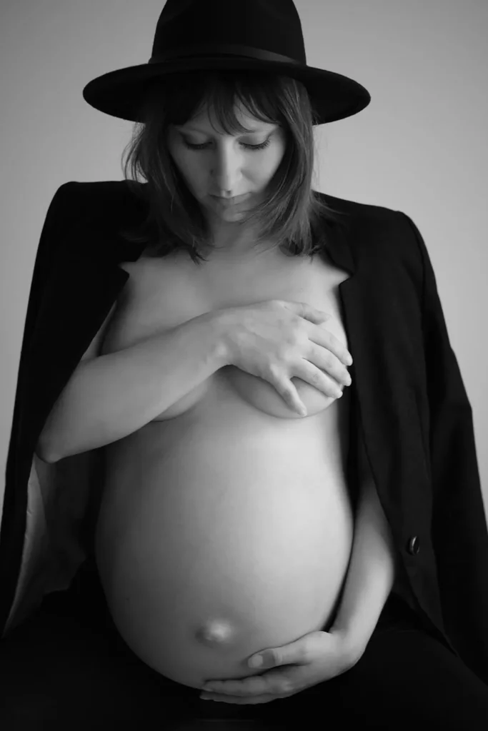 Photographie de grossesse en studio, lumière douce