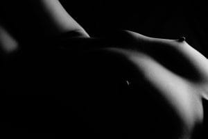 nu photographique corps allongé lumière directionnelle